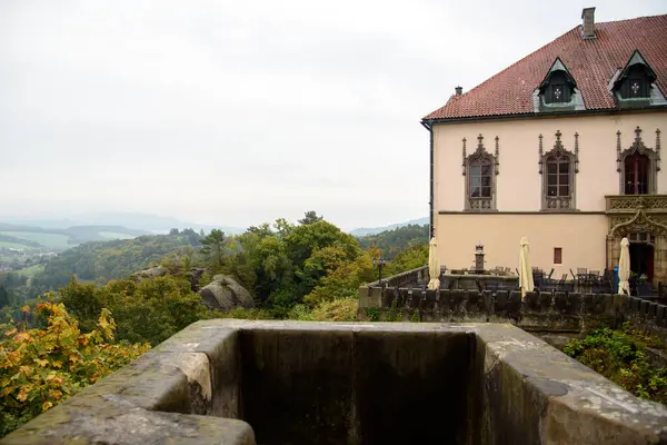 Orman manzarası ve Bohemian Paradise parkındaki ev.