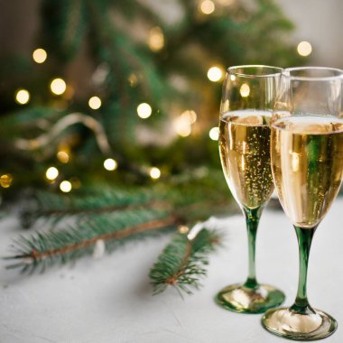Yeni yıl arifesinde iki bardak şampanya Noel 'i kutluyor ve kış tatilini kutluyoruz. Yüksek kalite fotoğraf