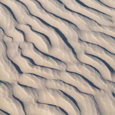 Kum dokusu kum tepecikleri çöl dalgaları arka plan dalgaları plaj gelgitlerini kapatır. Yüksek kalite fotoğraf