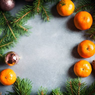 Mandarin köknar dalları arka planda zencefilli Noel minimalizmi çerçeve topları. Yüksek kalite fotoğraf