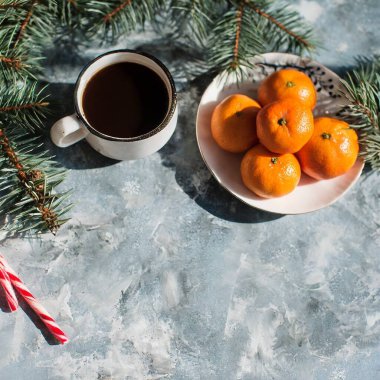 Mandarin köknar dalları arka planda zencefilli Noel minimalizmi çerçeve topları. Yüksek kalite fotoğraf