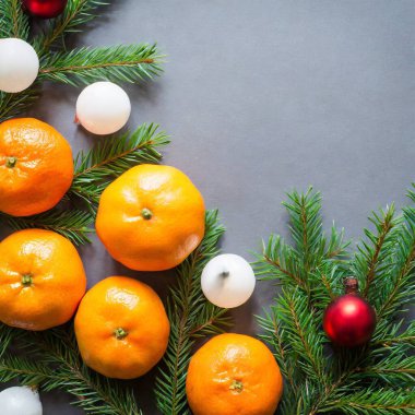 Mandarin köknar dalları arka planda zencefilli Noel minimalizmi çerçeve topları. Yüksek kalite fotoğraf