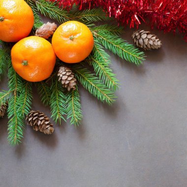 Mandarin köknar dalları arka planda zencefilli Noel minimalizmi çerçeve topları. Yüksek kalite fotoğraf