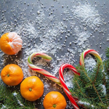 Mandarin köknar dalları arka planda zencefilli Noel minimalizmi çerçeve topları. Yüksek kalite fotoğraf