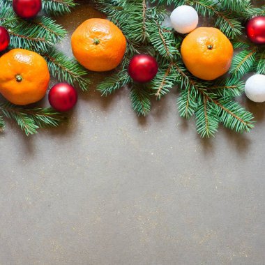 Mandarin köknar dalları arka planda zencefilli Noel minimalizmi çerçeve topları. Yüksek kalite fotoğraf
