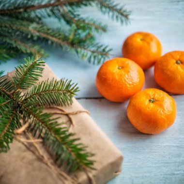 Mandarin köknar dalları arka planda zencefilli Noel minimalizmi çerçeve topları. Yüksek kalite fotoğraf