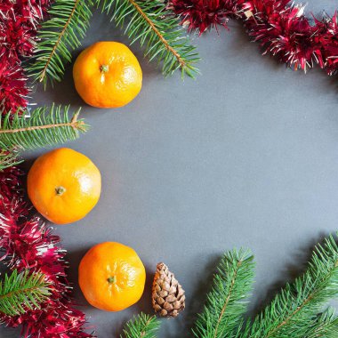 Mandarin köknar dalları arka planda zencefilli Noel minimalizmi çerçeve topları. Yüksek kalite fotoğraf