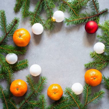 Mandarin köknar dalları arka planda zencefilli Noel minimalizmi çerçeve topları. Yüksek kalite fotoğraf