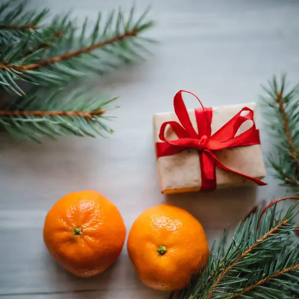 Mandarin köknar dalları arka planda zencefilli Noel minimalizmi çerçeve topları. Yüksek kalite fotoğraf