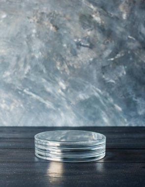 Ürünlerinizi tasarlamak için podyumlu kompozisyon. Yüksek kalite fotoğraf