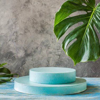 Ürünlerinizi tasarlamak için podyumlu kompozisyon. Yüksek kalite fotoğraf