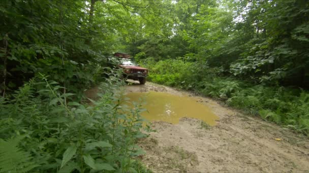 Road Vehicle Dropping Deep Mud Hole Creating Splash — Stock Video