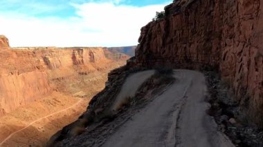 Shafer Switchbacks 'in inişi; kırmızı kaya çıkıntıları ve kayalıklar her virajda yeni mide düşürücü yamaçlar ortaya çıkararak aşağıdan tehlikeli bir şekilde balık tutmak. 