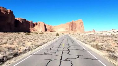 Ulusal Arches Parkı 'nın engebeli Kızıl Kaya Uçurumlarında Bir Yolculuk