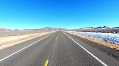 Bu video klipte, Amerika 'nın en yalnız otoyolu olan Route 50' nin güzelliği ve yalnızlığı var. Yol Nevada Çölü boyunca uzanır, çarpıcı dağlar ve bulutlarla çevrilidir.. 