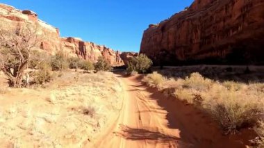 Bölgenin saklı mücevherlerini keşfedin ve Moab Utah 'ta Gelin Kanyonu' nda sürerken off-road macerasının heyecanını yaşayın.