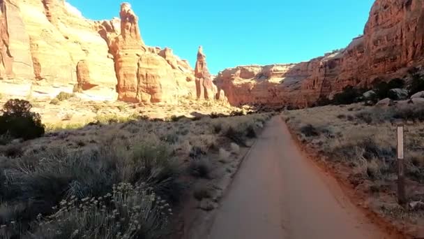 Mit Einem Geländewagen Den Bride Canyon Moab Utah Einfahren Während — Stockvideo