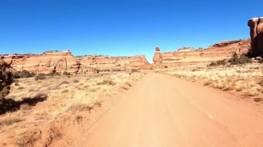 Moab, Utah 'taki çarpıcı Gooney Kuşu oluşumunu gösteriyor. Kızıl kumtaşı kulesi çöl manzarasından yükseliyor. Gooney Birds 'ün ayak parmaklarının üzerinden geçmenin şans getireceğine inanan off-road toplumu için bir gözcü..