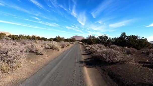 Sönük Volkana Doğru Giden Bir Koltuk Manzarası Çöl Ortamında Siyah — Stok video