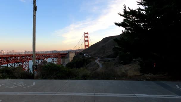 Εμβληματική Γέφυρα Γκόλντεν Γκέιτ Του Σαν Φρανσίσκο Λούστηκε Χρυσό Φως — Αρχείο Βίντεο