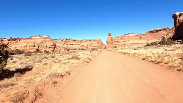 展示了犹他州摩押令人震惊的高尼鸟岩层 红色的砂岩尖顶从沙漠中升起 是越野赛社区的哨兵 他们认为开车穿过古尼鸟的脚趾头是一种好运 — 图库视频影像