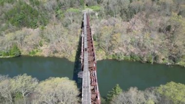 Terk Edilmiş Tren Köprüsü ve Trestle - İHA Vuruşu. Potansiyel tehlikelerle dolu riskli ve tehlikeli yüksekliklerine dair uyarılara rağmen, köprü ürkütücü bir macera olmaya devam ediyor..