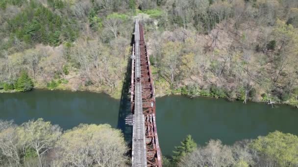 放棄された列車橋とトレストル ドローンショット 危険な危険な高さの警告にもかかわらず ゴーストリーは潜在的な危険な危険な高さにもかかわらず 橋は不気味な冒険のままです — ストック動画