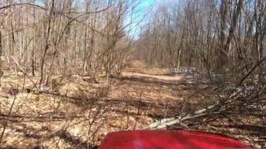 Bir 4x4 off road aracı devrilmiş ağaçların üzerinden yavaşça geçiyor ve çatırtı çıkartıyor..