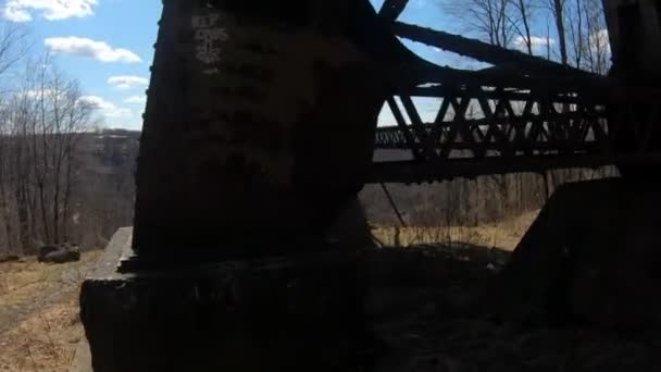 龙卷风破坏后在金祖大桥的废墟中漫步 在2003年的一场龙卷风中倒塌的历史性铁路树桩 录像显示了山谷地板上扭曲的金属和木制碎片 — 图库视频影像