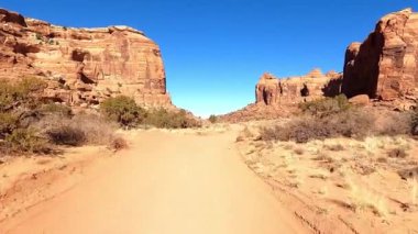Aydınlık bir günde Utahs Moab 'ta Little Canyon' da araba sürmenin heyecanını yaşayın. Ön koltukta oturup bu engebeli arazinin tadını çıkarmak off-road maceraları için mükemmel.