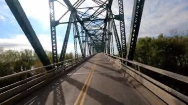 Mississippi Nehri 'nin eski çelik iskelet köprüsünden geç.