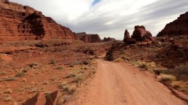 Utah 'ın Moab vahşi doğasında Potash Kanyonu' nda 4x4 bir araçla ön koltuktan sürmenin heyecanını yaşayın. Bu engebeli arazi off-road maceraları için mükemmel..