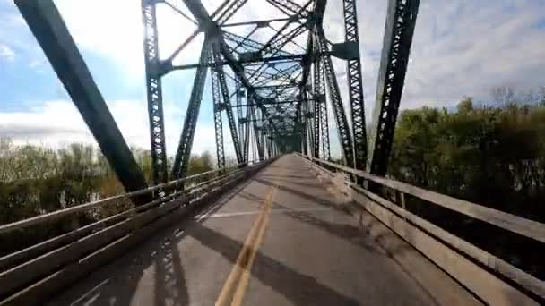 Menyeberangi Jembatan Tua Bingkai Baja Sungai Mississippi — Stok Video