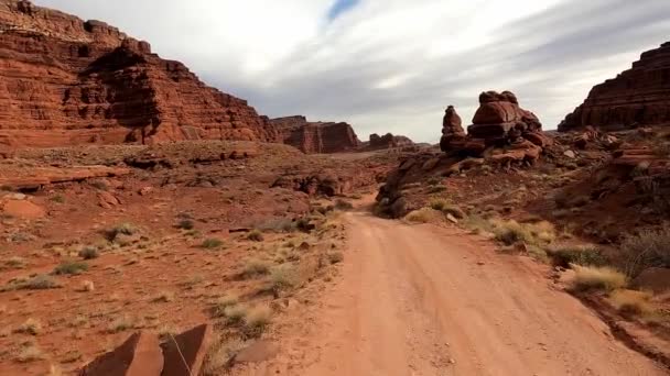 Utah Moab Vahşi Doğasında Potash Kanyonu Nda 4X4 Bir Araçla — Stok video