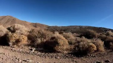 4x4 'lük bir araçla yüksek bir dağ sırtı çizgisinden bir yan pencere manzarası ve Nevada Çölü' nün güzelliğinin tadını çıkarın, çorak ama güzel bir manzara.!