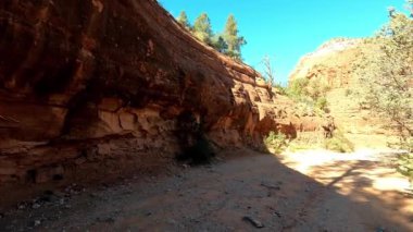 Sedona, Arizona 'ya doğru giderken ön koltukta oturun. Engebeli ve nefes kesici Scnebly Hill Patikası' nda..