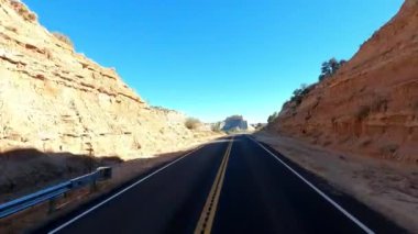 Utahs Escalante ve Capitol Resifi bölgelerinin gizli mücevherlerini keşfedin. Muhteşem manzaralar ve engebeli araziler boyunca ilerleyin.