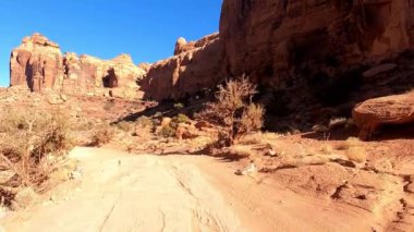 Utah 'ın Moab vahşi doğasında Little Canyon' dan geçen bir ön koltuk manzarası.