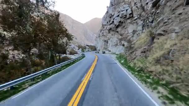 Pohled Přední Sedadlo Vedoucí Úzkou Dálnicí Údolím Řeky Kern Kalifornii — Stock video