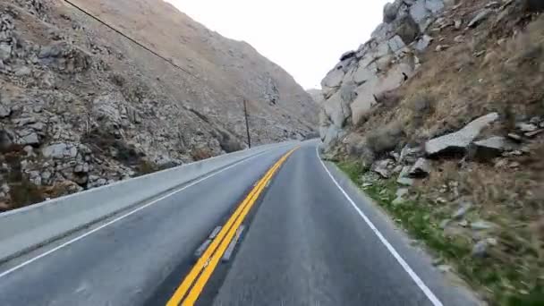 Una Vista Sul Sedile Anteriore Guidando Lungo Stretta Autostrada Attraverso — Video Stock