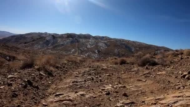 驾驶一辆四轮驱动的汽车驶过内华达州高山高原地区崎岖的山脊 — 图库视频影像