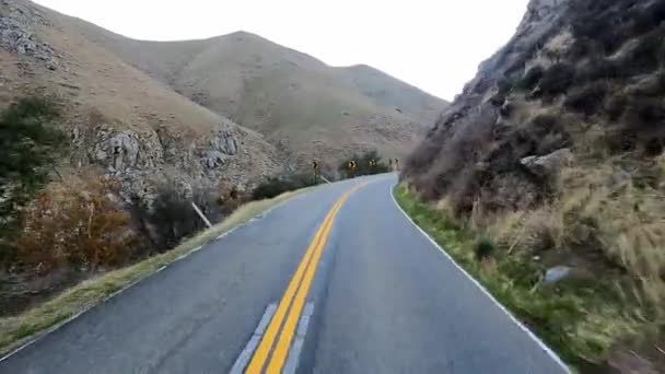 Una Vista Del Asiento Delantero Que Conduce Por Carretera Estrecha — Vídeos de Stock