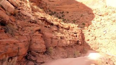 Sürücü koltuğu. Moab, Utah 'taki tehlikeli Shafer Patikası' nda 4x4 'lük aracınızı sürerken adrenalin patlamasına hazır olun..