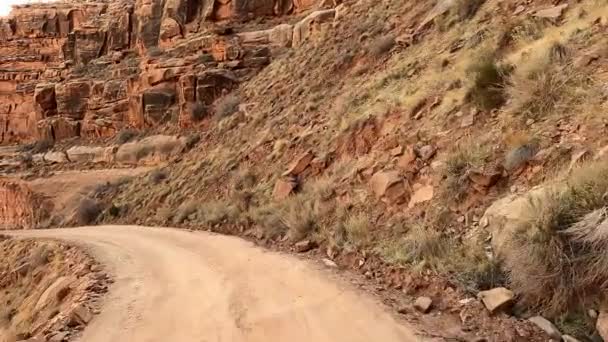 当你探索雪佛道上令人惊叹的景色和扫荡的红色岩石峡谷时 你会感受到在乌塔崎岖的地形中穿行的刺激 这是一个司机座位的景观 — 图库视频影像