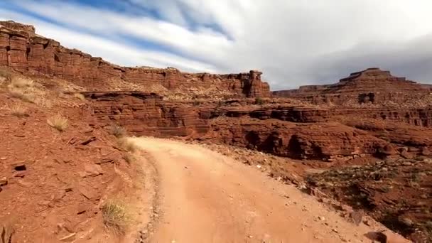 Vezetőülésre Néző Ahogy Megtapasztalja Izgalom Road Keresztül Utah Kemény Terepen — Stock videók