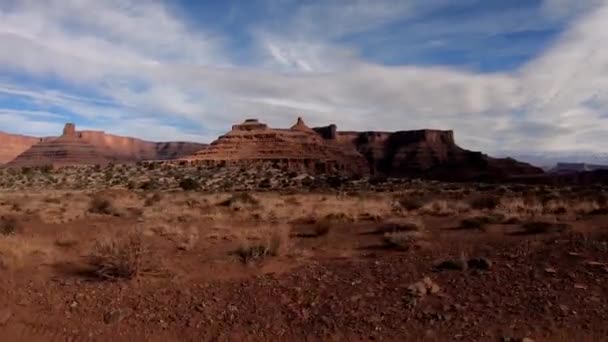 見事な景色と険しい地形を駆け抜けるウタスホワイトリムトレイルの隠れた宝石を発見するサイドビュー — ストック動画