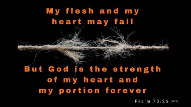 İncil 'in Ayeti 73: 26 bedenim ve kalbim başarısız olabilir ama Tanrı kalbimin gücü ve payımın ebediyen. Siyah arkaplanda örülmüş sicim kırılması ile görüntülenir.