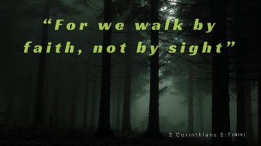 Karanlık sisli bir orman ve 2 Korintliden İncil ayet 5: 7 inananları inançla yürümeye, görünenin ötesine geçmeye ve görünmeyen vaatlere güvenle yaşamaya çağırır..