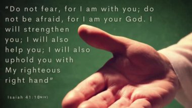 Bir el uzanıyor ve İncil 'den ayet Isaiah 41: 10 Korkmayın, Tanrı' nın sarsılmaz varlığı ve desteğinin rahatlatıcı bir sözü için sizinleyim..