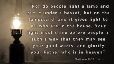 İncil ayeti ile yanan bir lamba; Matthew 5: 15-16, karanlıkta gizlenmiş bir dünyada, Tanrı 'nın ışığını parlayan, nurunu herkese göstererek,.